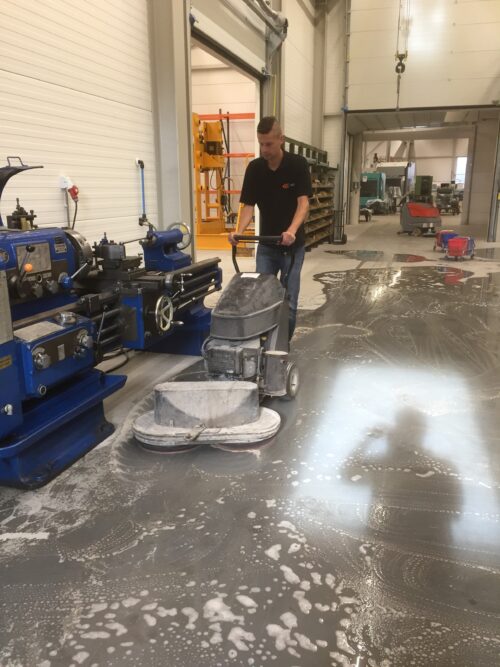 Reinigen betonvloer fabriekshal Tilburg