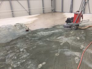 Beton schuren - afwerken en herstellen van betonvloeren