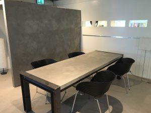 Microcement meubelen en wanden Best Building Service B.V. showroom
