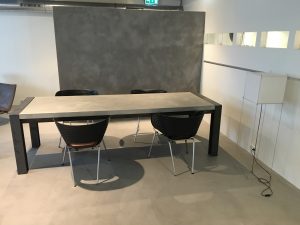 Microcement meubelen en wanden Best Building Service B.V. showroom