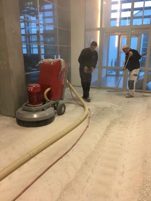 Tegellijm verwijderen Universiteit Nijmegen 600 m2