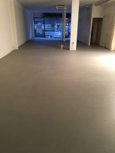 Lees meer over het artikel Woonbeton Hengelo – betonlook winkelvloer kledingwinkel