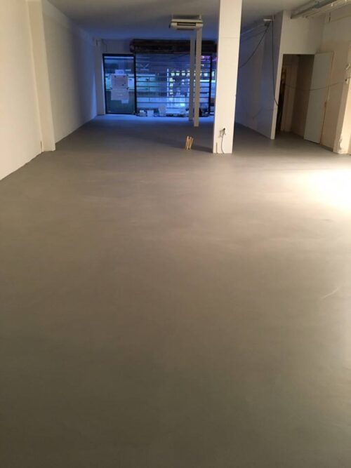 Woonbeton Hengelo – betonlook winkelvloer kledingwinkel