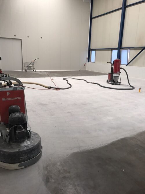 Betonvloer schuren bedrijfshal