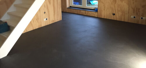 Duurzaam woonbeton Harderwijk – betonlook vloer met matte PU coating