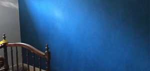 Lees meer over het artikel Blauw woonbeton – wand slaapkamer met blauwe betonlook