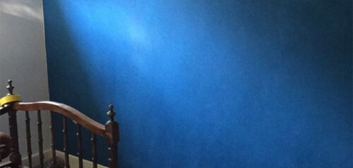 Blauw woonbeton – wand slaapkamer met blauwe betonlook