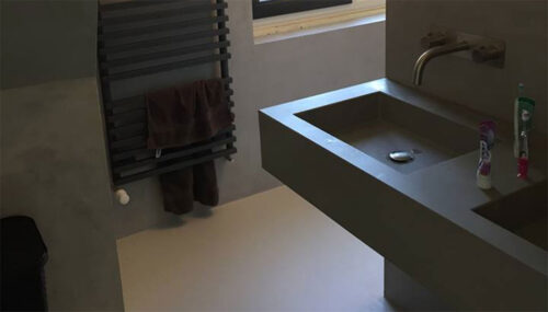 Woonbeton badkamer – vloer, wanden en badkamermeubel in stoere betonlook (waterbestendig beton)