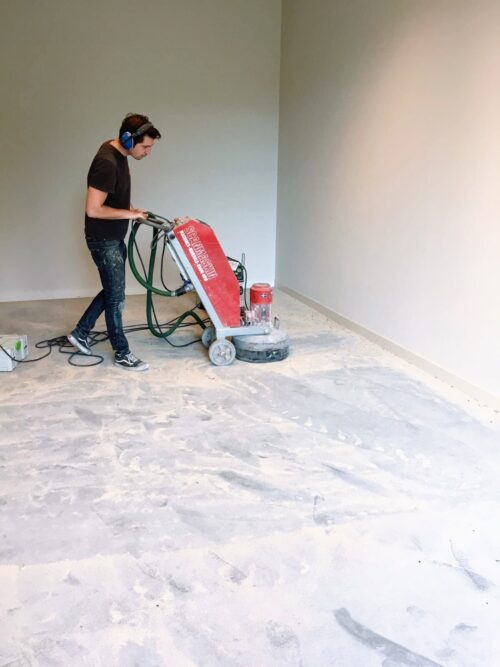 Betonvloer schuren Van Bommel Schoenmode