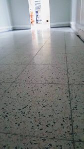 Lees meer over het artikel Schuren natuurstenen vloer Hoogvliet