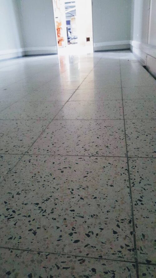 Schuren natuurstenen vloer Hoogvliet