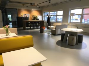 Lees meer over het artikel Upgrade van oude vloerbedekking naar nieuwe epoxy coating