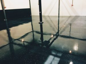 Lees meer over het artikel Flake vloer aangebracht in loods Duiven