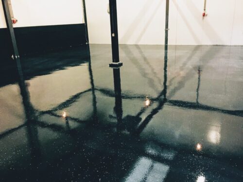 Flake vloer aangebracht in loods Duiven