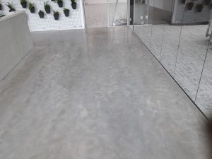 Lees meer over het artikel Betonrenovatie Tilburg met nieuwe vloeren en een microcementtrap