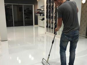 Lees meer over het artikel Parketvloer en epoxy gietvloer voor winkelketen Jac Hensen