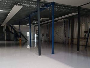 Lees meer over het artikel Epoxy gietvloer met flakes in Bunschoten