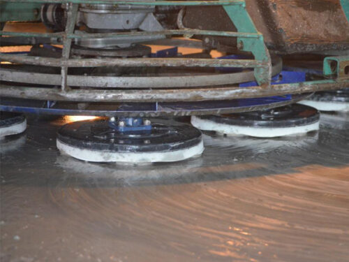 Betonvloer behandelen met behulp van vlindermachines in Varsseveld