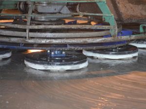 Lees meer over het artikel VIDEO: Betonvloer schuren en polijsten en impregneren