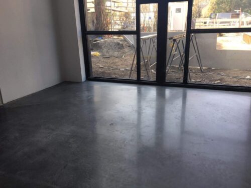 Oude woonboerderij in Rhoon krijgt nieuwe betonvloer