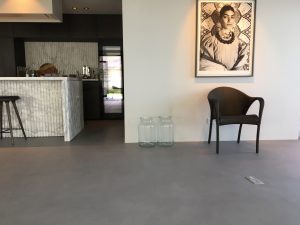 Lees meer over het artikel Nieuwe microcementvloer na waterschade Loosdrecht