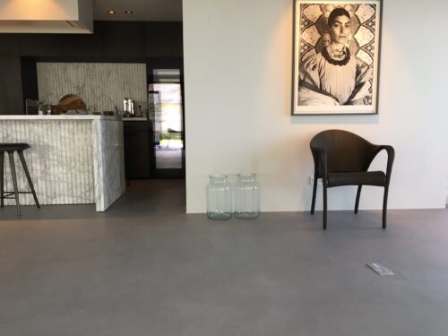 Nieuwe microcementvloer na waterschade Loosdrecht