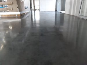 Lees meer over het artikel Glanzende vloer zonder lak: gepolijste betonvloer Gorinchem