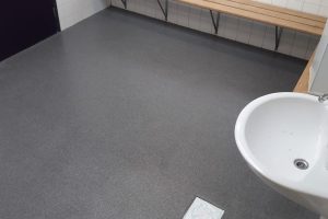 Lees meer over het artikel PMMA-vloer natte ruimtes sportcomplex Leeuwarden