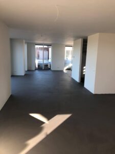 Lees meer over het artikel Moderne uitstraling creëren met een microcementvloer