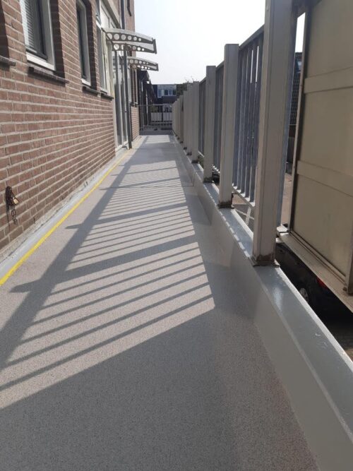 Nieuwe antislip galerijvloer realiseren met PMMA-vloersysteem