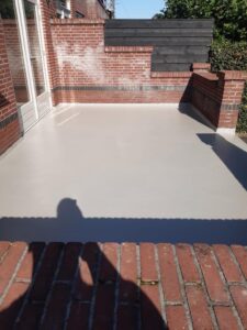 Lees meer over het artikel Balkonrenovatie: waterdichte antislip PMMA-vloer aanbrengen