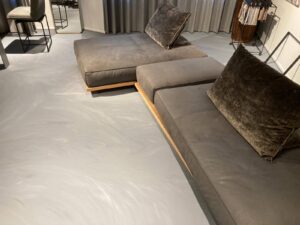 Lees meer over het artikel Vloer over hout aanbrengen winkelpand Arnhem