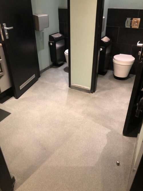 Sanitaire ruimte renoveren met PMMA-vloersysteem