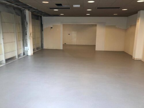 Nieuwe PMMA-vloer aanbrengen bij dierenwinkel in Horst