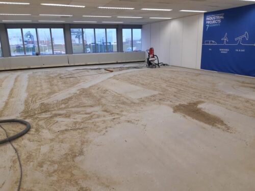 Lijmresten verwijderen betonvloer met behulp van diamant schuren