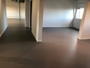 Lees meer over het artikel Gietvloer in betonlook aanbrengen in Arnhem