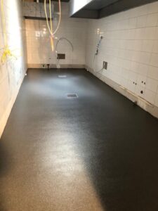 Lees meer over het artikel Restaurantvloer Heerde renoveren met HACCP vloer