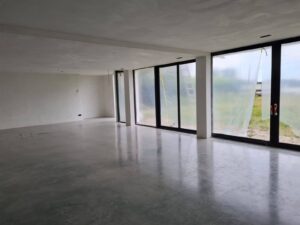 Lees meer over het artikel Betonvloer Akersloot harsgebonden schuren en polijsten