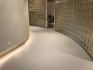 Lees meer over het artikel Microcementvloer gezondheidscentrum Arnhem