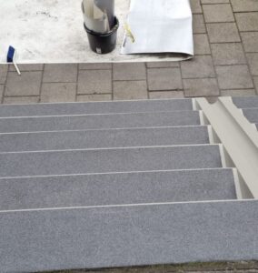 Lees meer over het artikel Buitentrap renoveren met PMMA vloersysteem