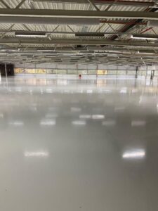Lees meer over het artikel Vloerrenovatie bedrijfshal Meppel met watergedragen epoxy coating