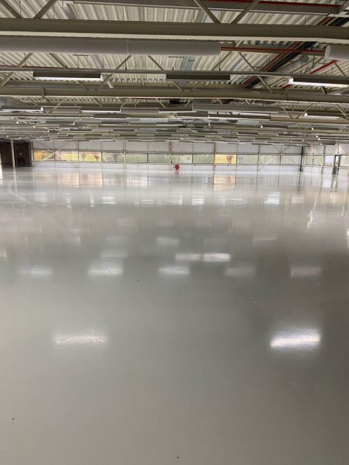 Vloerrenovatie bedrijfshal Meppel met watergedragen epoxy coating