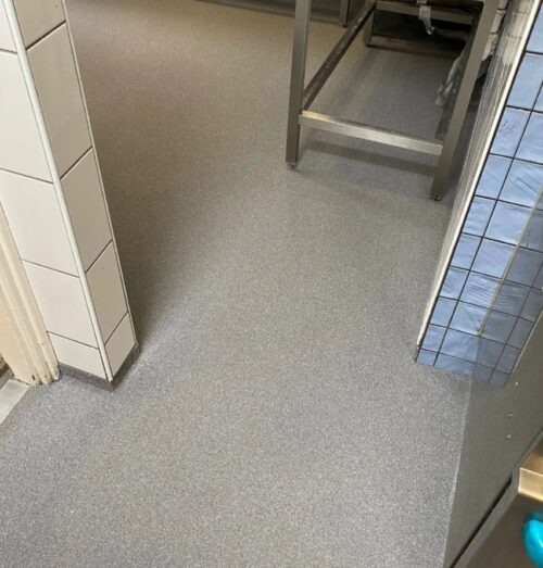 Oplevering vier mooie, nieuwe HACCP keukenvloeren