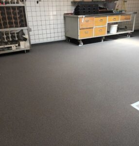 Lees meer over het artikel Vloer bakkerij Wageningen renoveren met PMMA