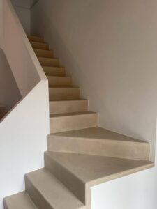 Lees meer over het artikel Microcement trap en vloer realiseren