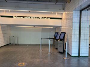 Lees meer over het artikel Vintage look betonvloer Heineken Amsterdam