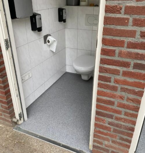 Nieuwe hygiënische toiletvloer Mook
