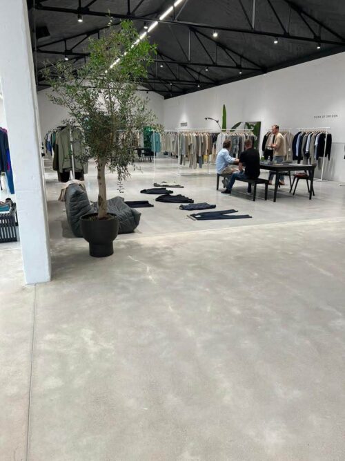 Witte betonvloer showroom Breda