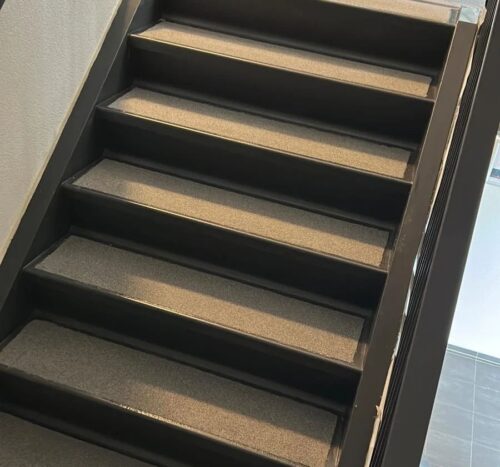 Trappenhuis appartementencomplex Monster renoveren