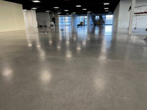 Lees meer over het artikel Schuren en impregneren gevlinderde betonvloer Zoetermeer